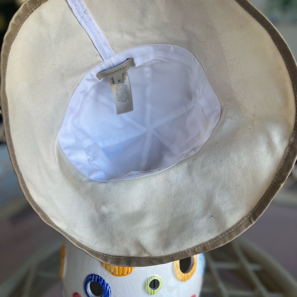 Burberry Beige and Red Bucket Hat - Picture 4 of 5